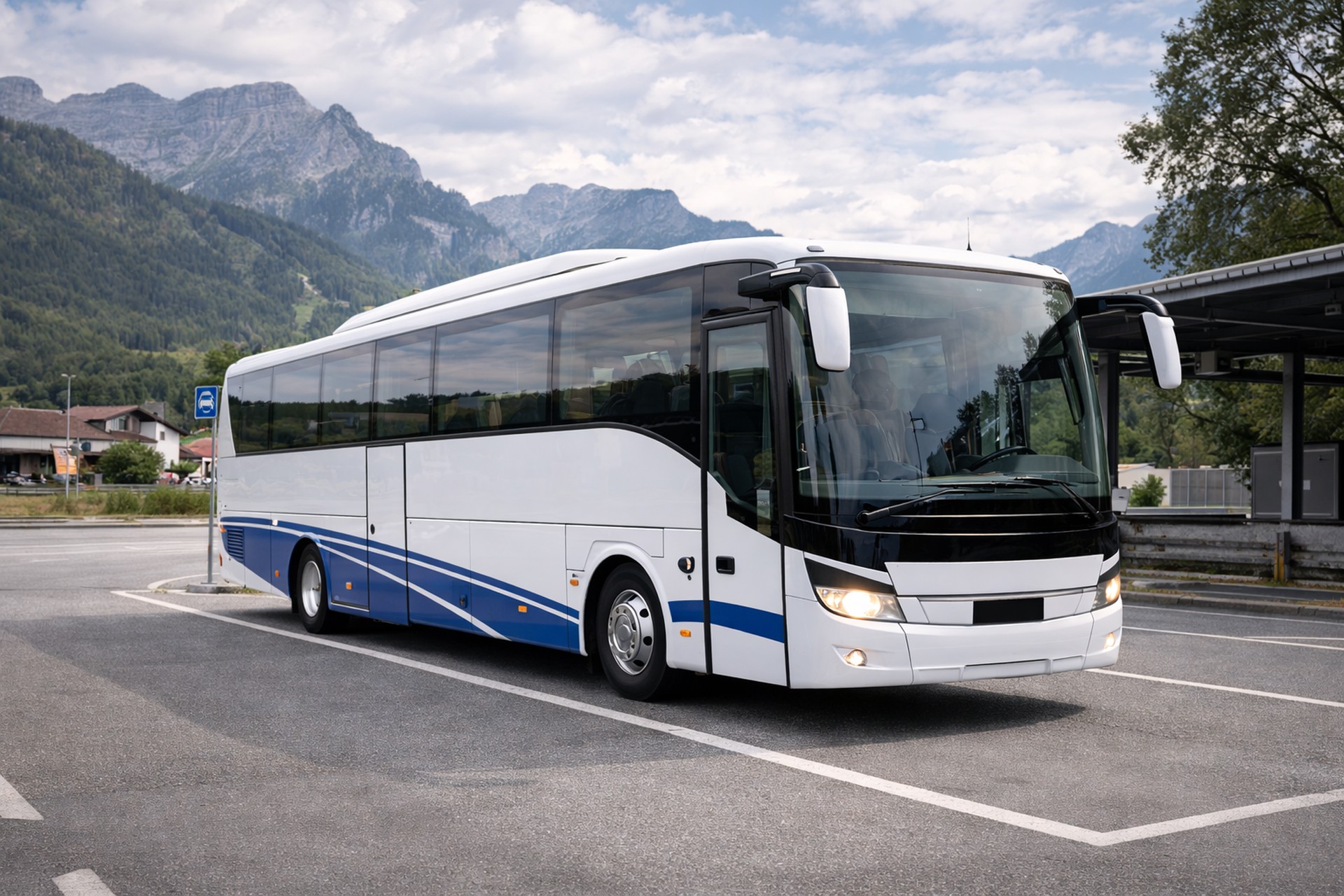 Moderner Reisebus auf europäischer Straße